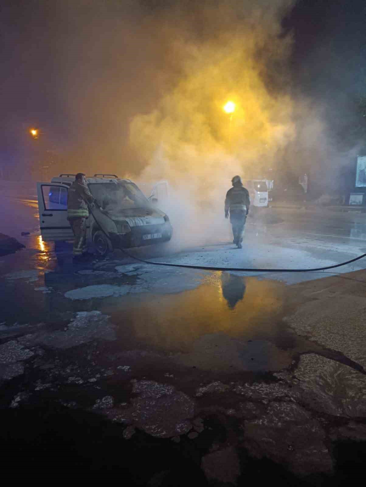 İskenderun’da seyir halindeki araç alevlere teslim oldu
İskenderun’da seyir halindeki araç alevlere teslim oldu