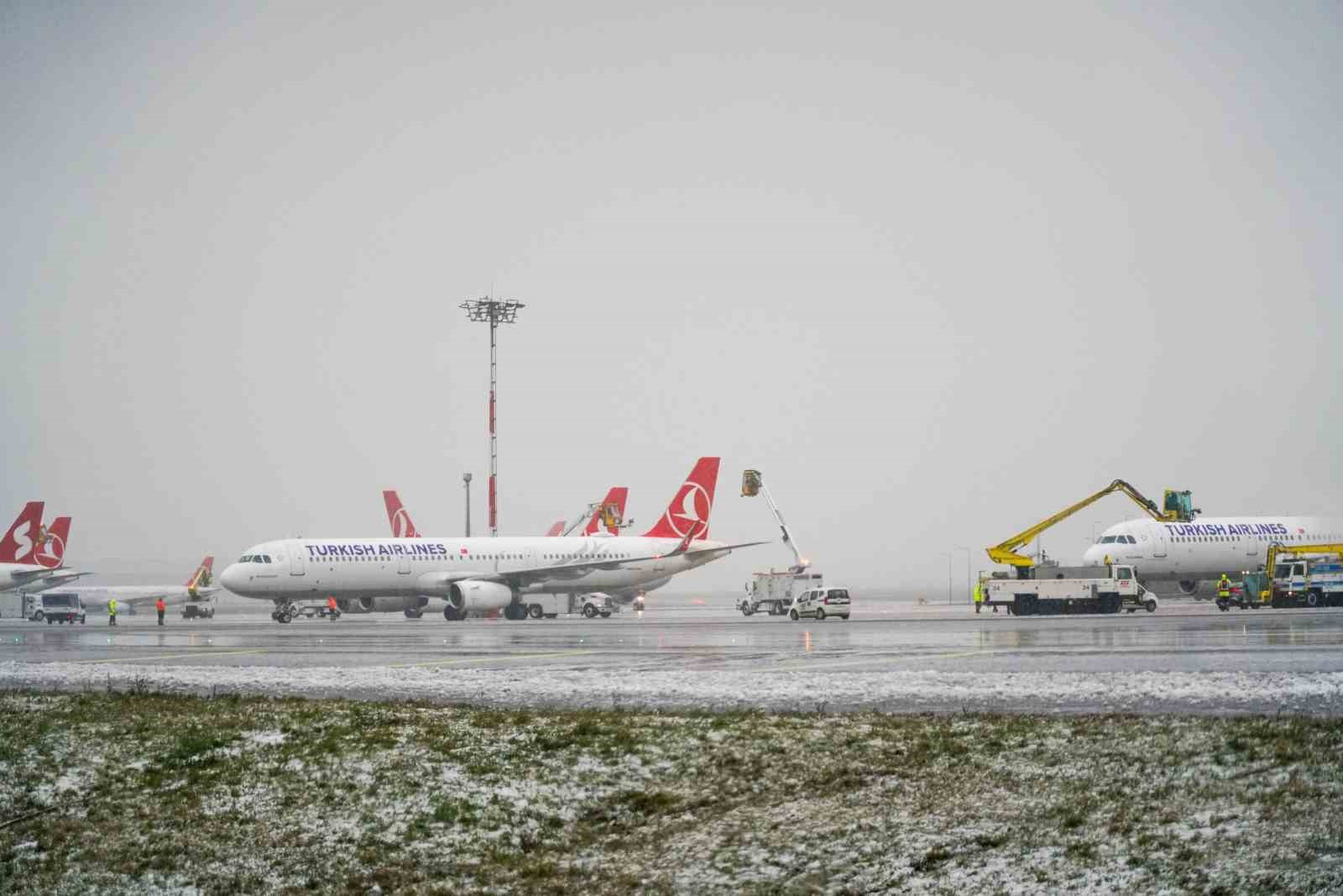 İstanbul Havalimanı’nda pistteki kar miktarı ‘anlık’ takip ediliyor
İstanbul Havalimanı’nda pistteki kar miktarı ‘anlık’ takip ediliyor