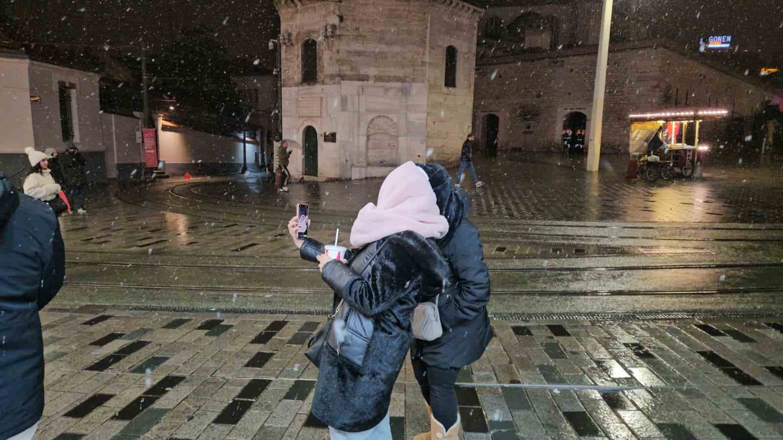 İstanbul’da gün boyu beklenen kar yağışı gece saatlerinde etkisini gösterdi
İstanbul’da gün boyu beklenen kar yağışı gece saatlerinde etkisini gösterdi