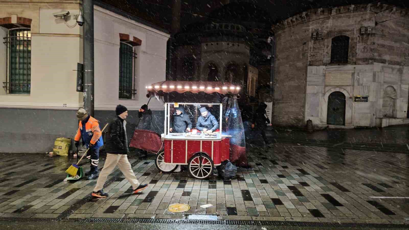 İstanbul’da gün boyu beklenen kar yağışı gece saatlerinde etkisini gösterdi
İstanbul’da gün boyu beklenen kar yağışı gece saatlerinde etkisini gösterdi