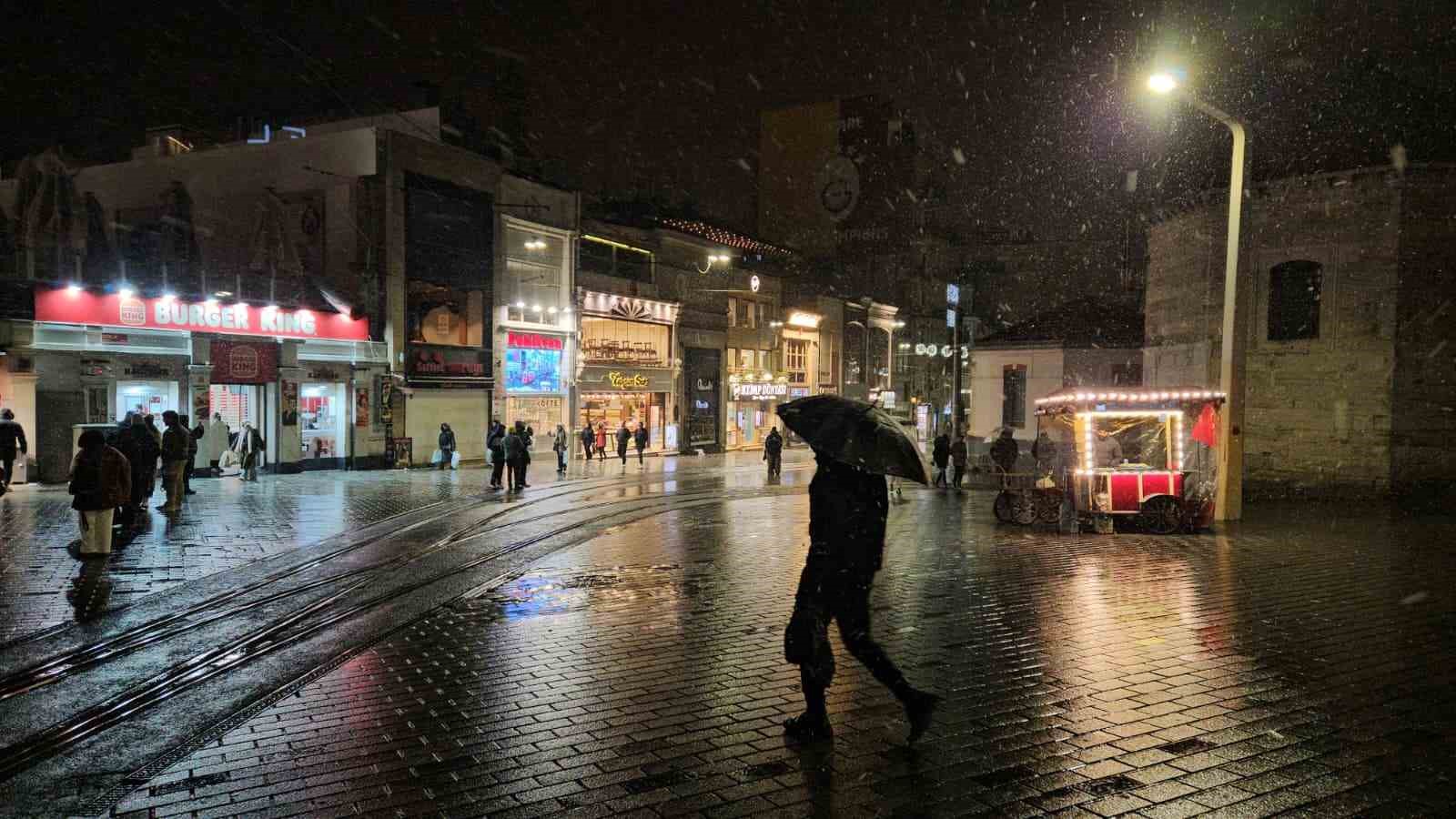 İstanbul’da gün boyu beklenen kar yağışı gece saatlerinde etkisini gösterdi
İstanbul’da gün boyu beklenen kar yağışı gece saatlerinde etkisini gösterdi