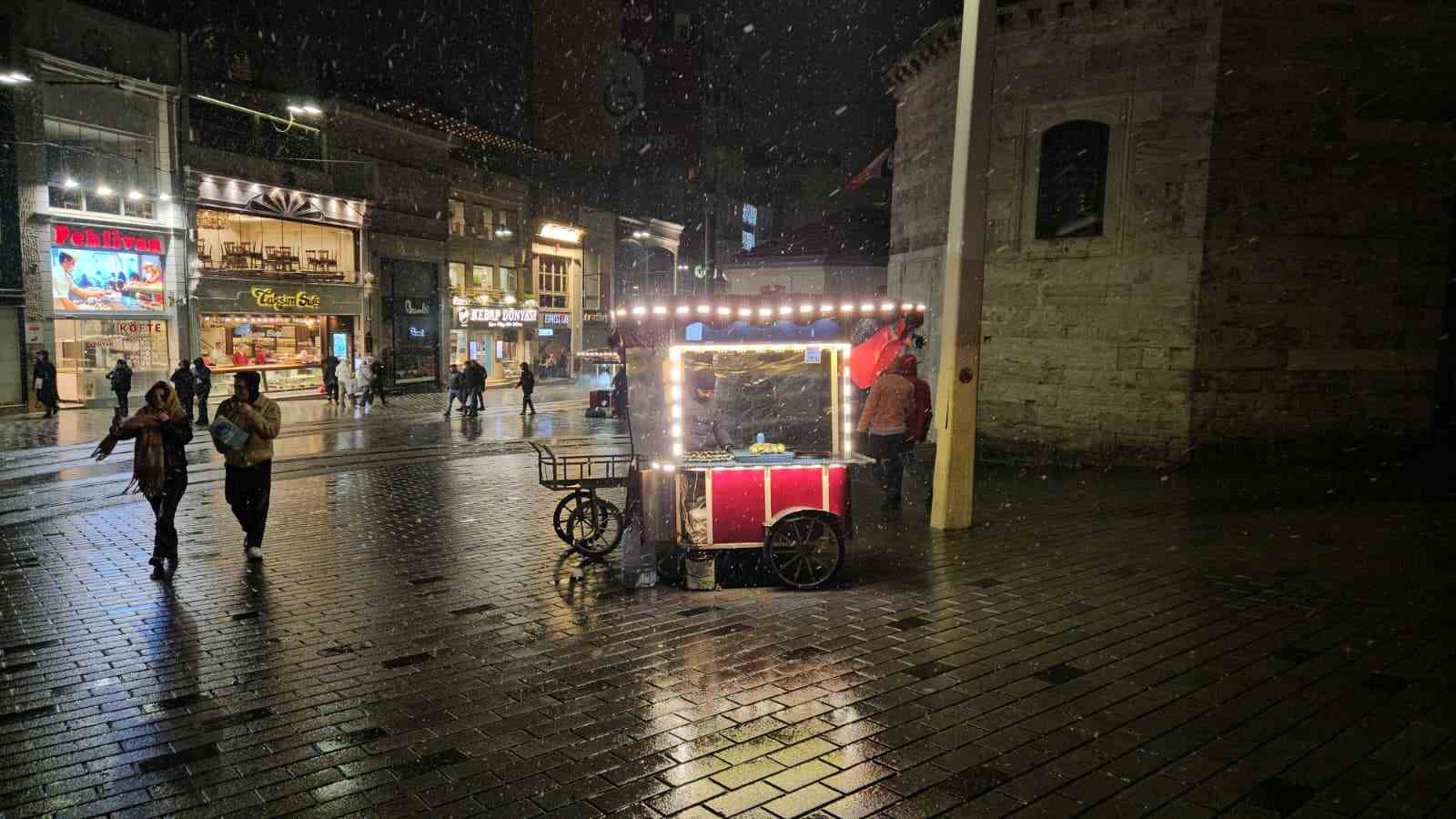 İstanbul’da gün boyu beklenen kar yağışı gece saatlerinde etkisini gösterdi
İstanbul’da gün boyu beklenen kar yağışı gece saatlerinde etkisini gösterdi
