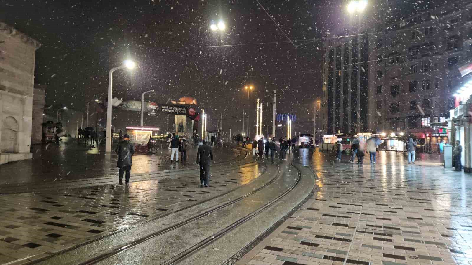 İstanbul’da gün boyu beklenen kar yağışı gece saatlerinde etkisini gösterdi
İstanbul’da gün boyu beklenen kar yağışı gece saatlerinde etkisini gösterdi