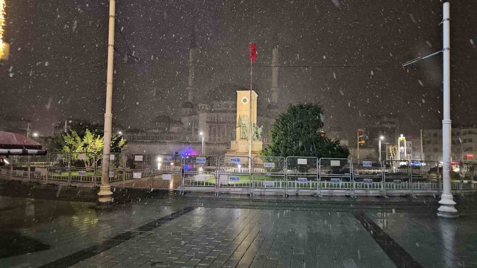 İstanbul’da gün boyu beklenen kar yağışı gece saatlerinde etkisini gösterdi
İstanbul’da gün boyu beklenen kar yağışı gece saatlerinde etkisini gösterdi