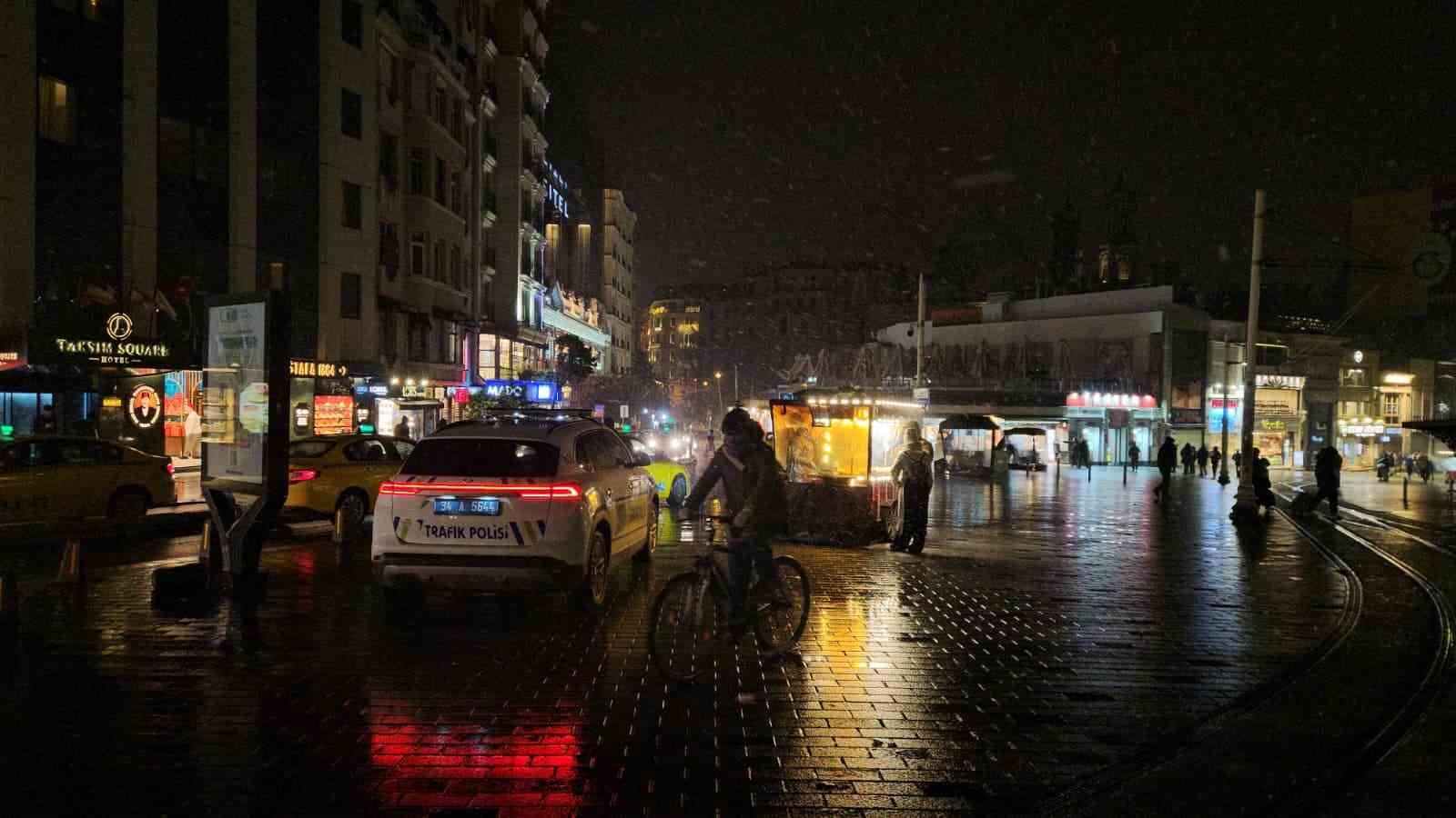 İstanbul’da gün boyu beklenen kar yağışı gece saatlerinde etkisini gösterdi
İstanbul’da gün boyu beklenen kar yağışı gece saatlerinde etkisini gösterdi