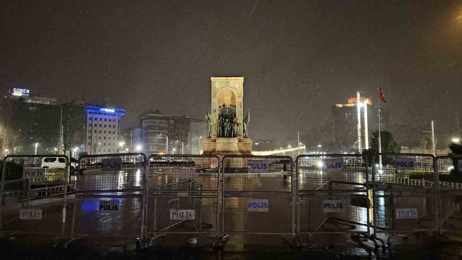 İstanbul’da gün boyu beklenen kar yağışı gece saatlerinde etkisini gösterdi
İstanbul’da gün boyu beklenen kar yağışı gece saatlerinde etkisini gösterdi
