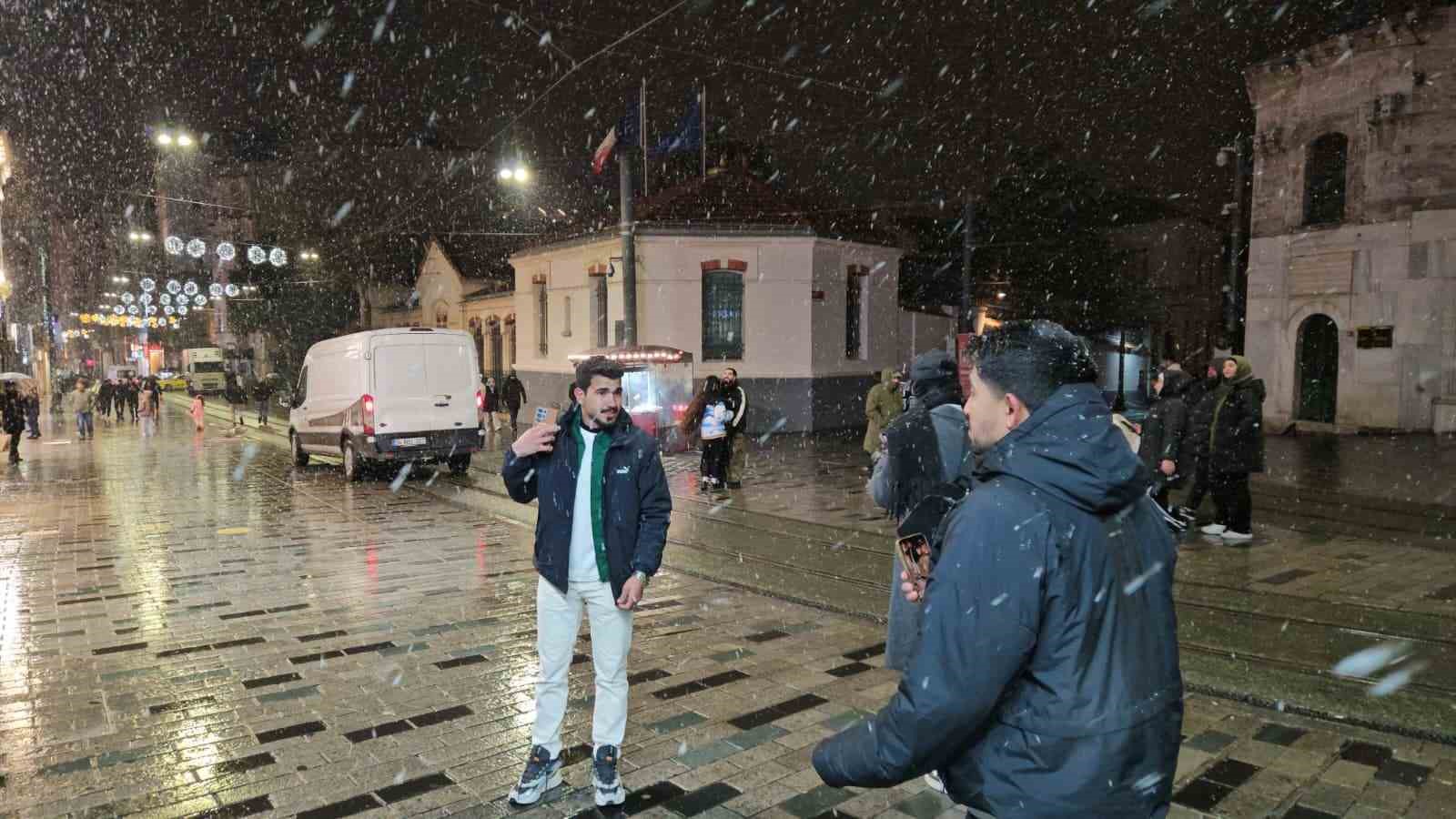 İstanbul’da gün boyu beklenen kar yağışı gece saatlerinde etkisini gösterdi
İstanbul’da gün boyu beklenen kar yağışı gece saatlerinde etkisini gösterdi