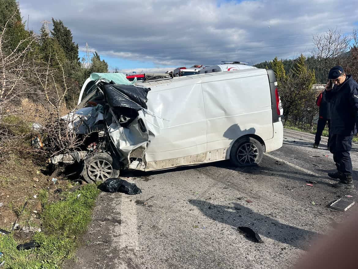 İzmir’de belediye otobüsü ile panelvan çarpıştı: 1 ölü, 8 yaralı
