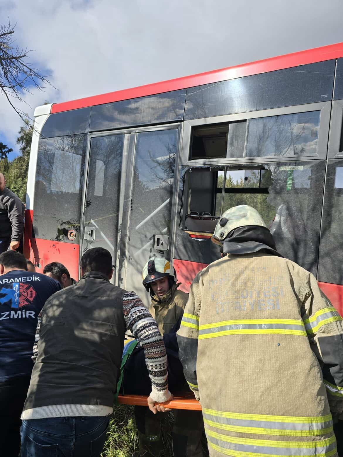 İzmir’de belediye otobüsü ile panelvan çarpıştı: 1 ölü, 8 yaralı
