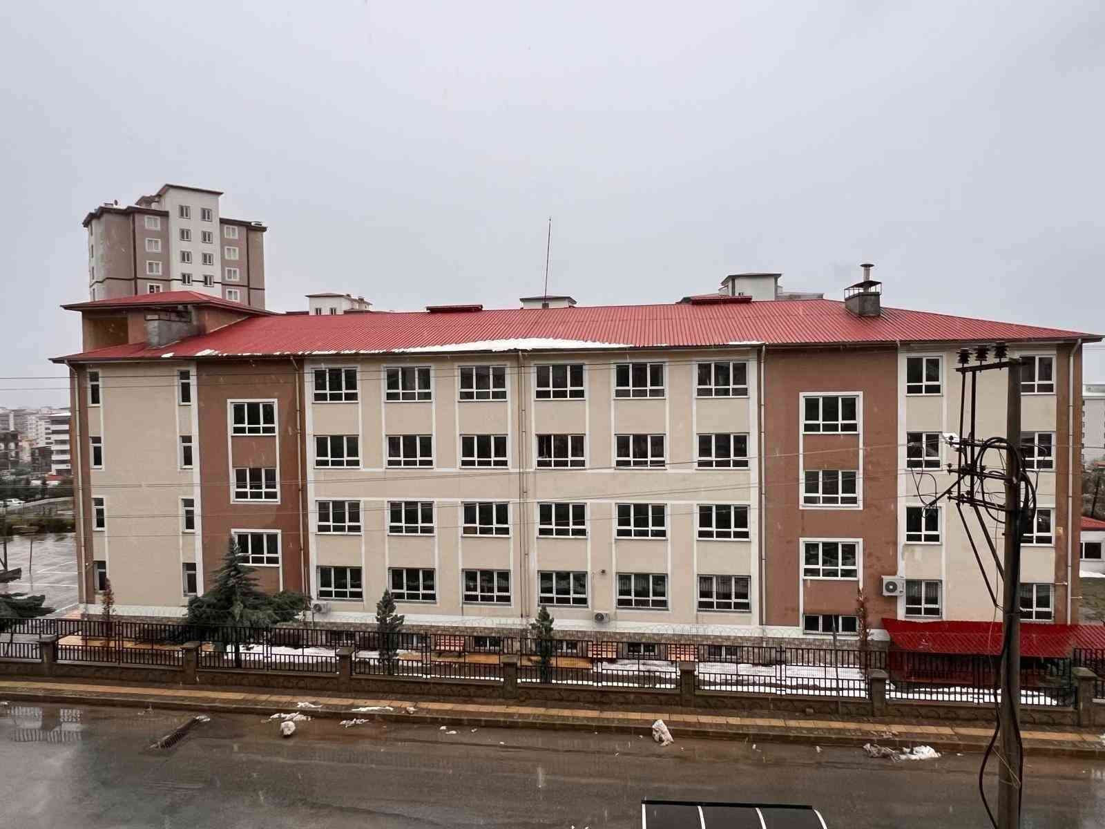 Kahramanmaraş’ın bazı ilçelerinde eğitime Salı günü için ara verildi
Kahramanmaraş’ın bazı ilçelerinde eğitime Salı günü için ara verildi