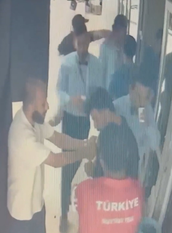 Kalabalık arasında pusuya yatıp Federasyon Başkanına yumrukla ve bıçakla saldırdılar
