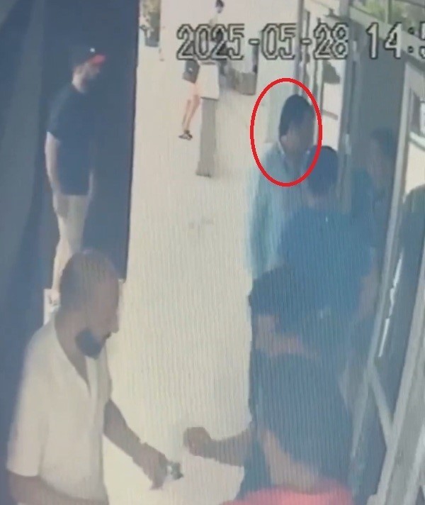 Kalabalık arasında pusuya yatıp Federasyon Başkanına yumrukla ve bıçakla saldırdılar
