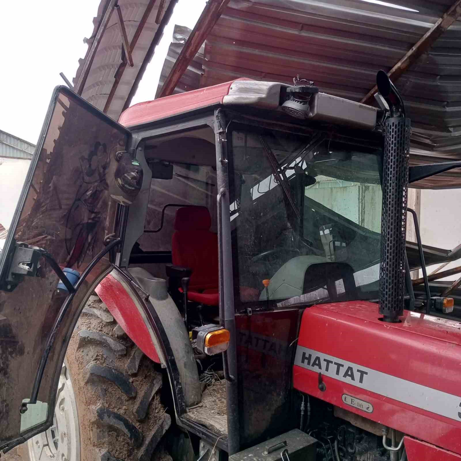 Kar birikintisi mandıra çatısını çökertti: 4 ton buğday zarar gördü
