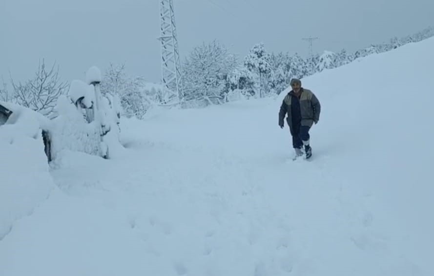Kar yağışı Adana’da köylüyü sevindirdi
Kar yağışı Adana’da köylüyü sevindirdi