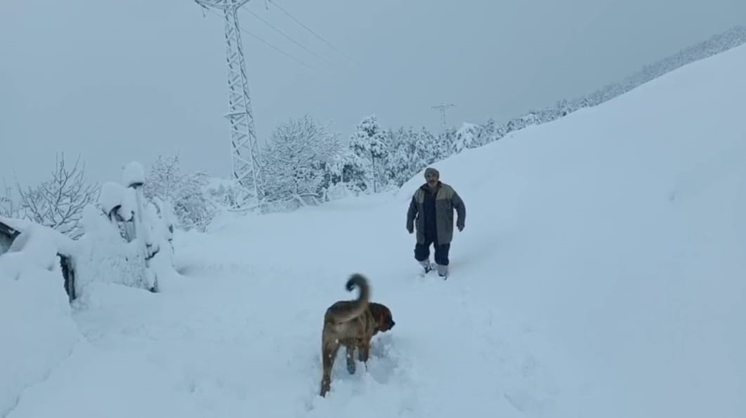 Kar yağışı Adana’da köylüyü sevindirdi
Kar yağışı Adana’da köylüyü sevindirdi
