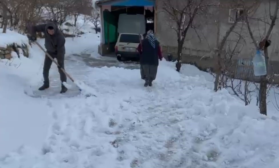 Kar yağışı Adana’da köylüyü sevindirdi
Kar yağışı Adana’da köylüyü sevindirdi