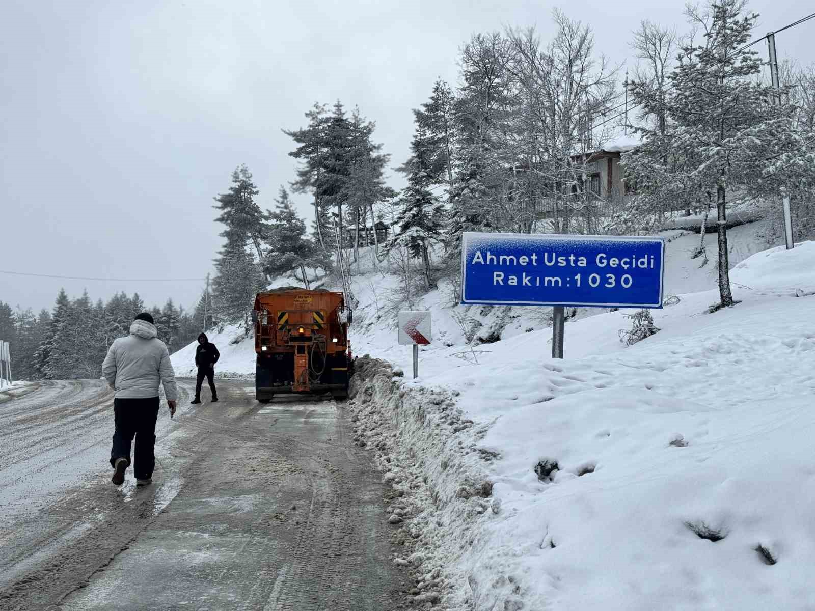 Karabük’te kar yağışıyla birlikte karayolları çalışmalarını sürdürüyor
Karabük’te kar yağışıyla birlikte karayolları çalışmalarını sürdürüyor