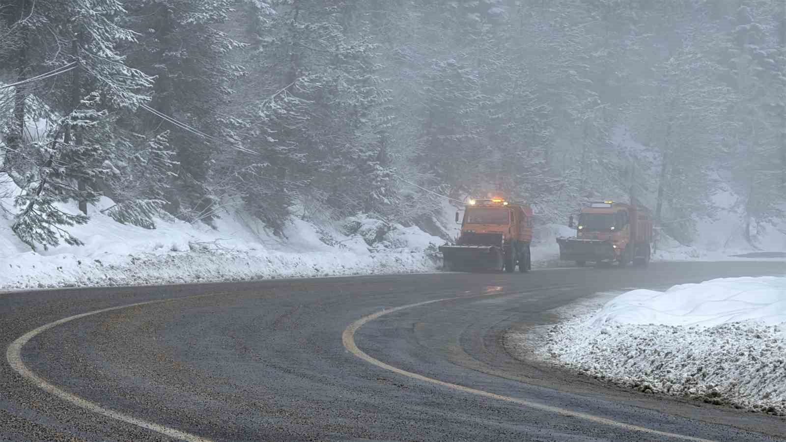 Karabük’te kar yağışıyla birlikte karayolları çalışmalarını sürdürüyor
Karabük’te kar yağışıyla birlikte karayolları çalışmalarını sürdürüyor