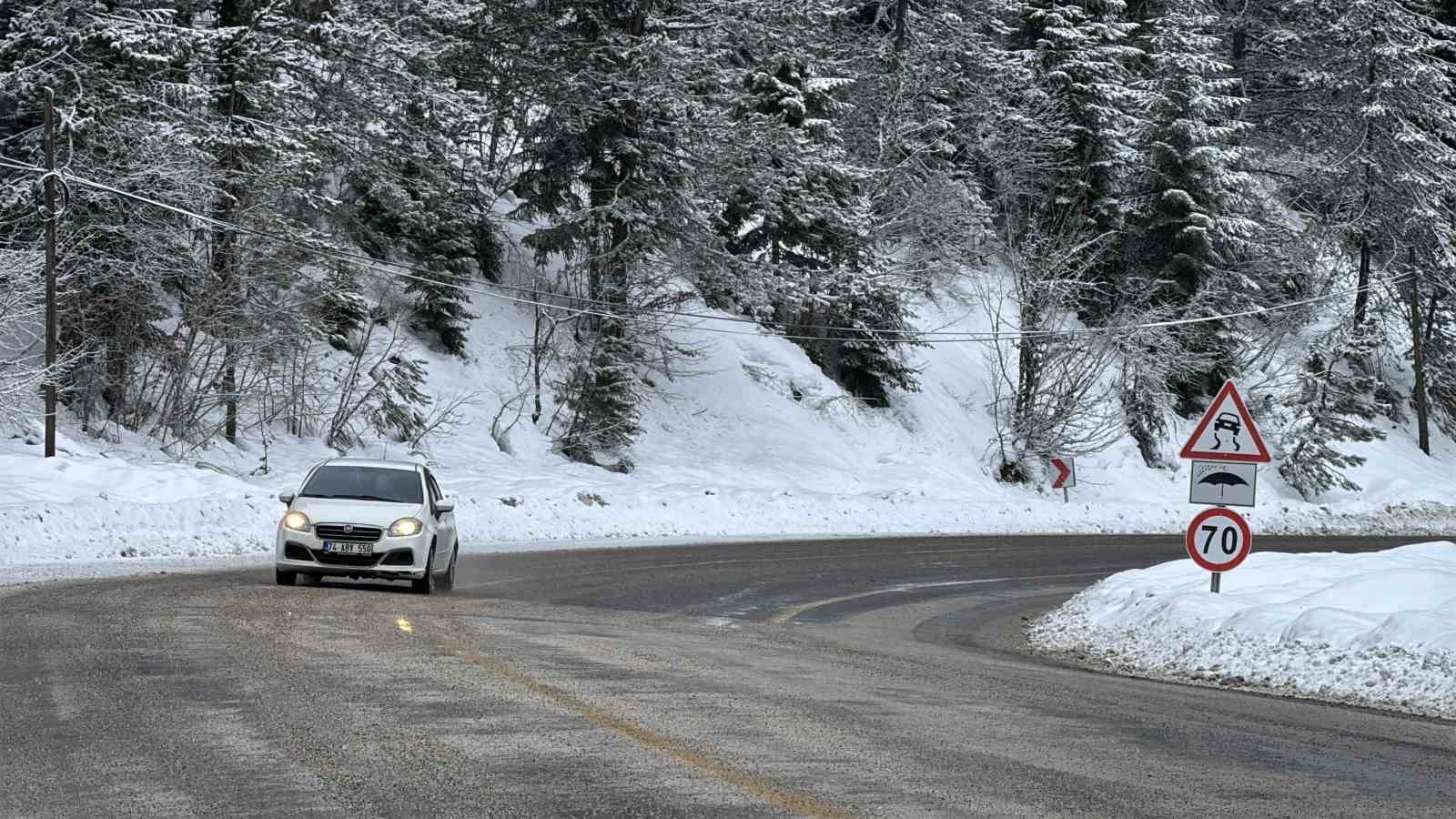 Karabük’te kar yağışıyla birlikte karayolları çalışmalarını sürdürüyor
Karabük’te kar yağışıyla birlikte karayolları çalışmalarını sürdürüyor
