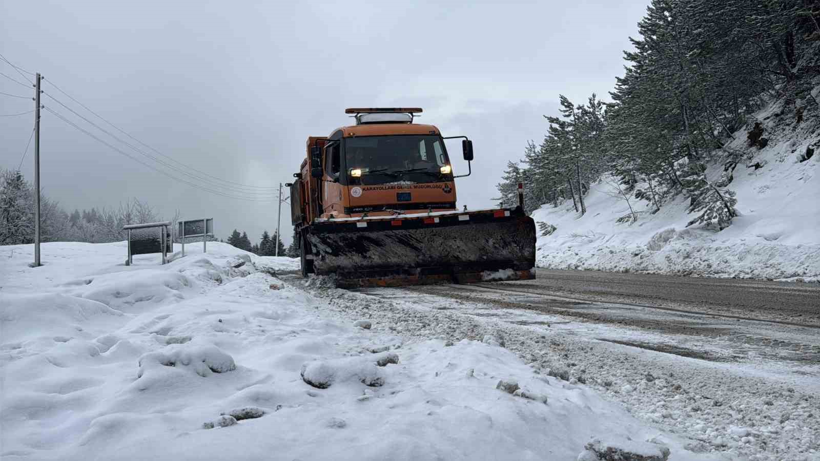 Karabük’te kar yağışıyla birlikte karayolları çalışmalarını sürdürüyor
Karabük’te kar yağışıyla birlikte karayolları çalışmalarını sürdürüyor
