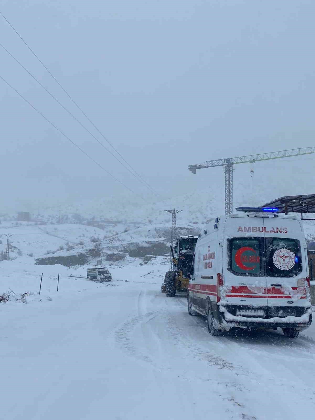 Karla kaplı mezrada hastaya ulaşmak için zamanla yarıştılar
