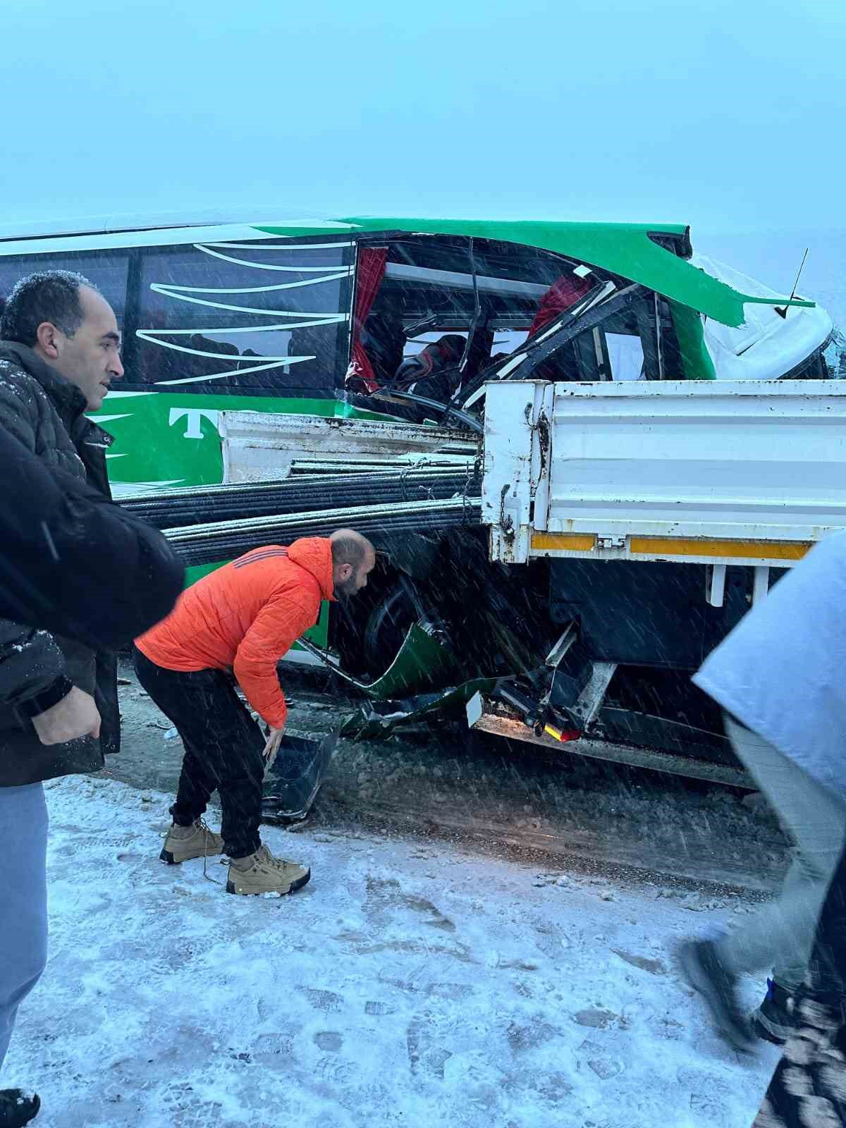 Karlı yolda kayan yolcu otobüsü tıra çarptı: 7 yaralı
Karlı yolda kayan yolcu otobüsü tıra çarptı: 7 yaralı