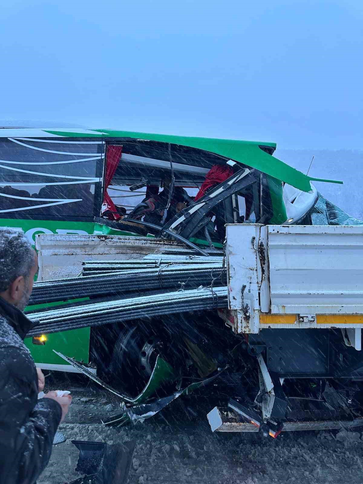 Karlı yolda kayan yolcu otobüsü tıra çarptı: 7 yaralı
Karlı yolda kayan yolcu otobüsü tıra çarptı: 7 yaralı