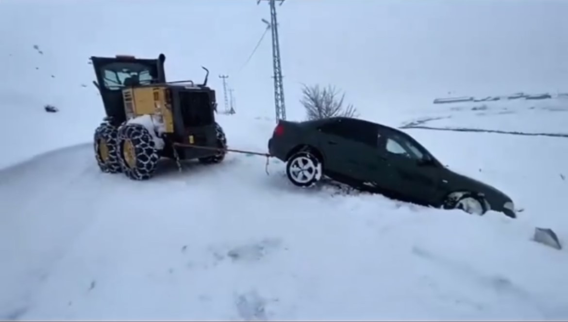 Karlıova’da karla mücadele sürüyor: Mahsur kalan araçlar kurtarıldı
Karlıova’da karla mücadele sürüyor: Mahsur kalan araçlar kurtarıldı