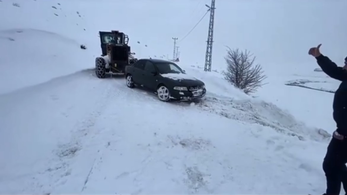 Karlıova’da karla mücadele sürüyor: Mahsur kalan araçlar kurtarıldı
Karlıova’da karla mücadele sürüyor: Mahsur kalan araçlar kurtarıldı