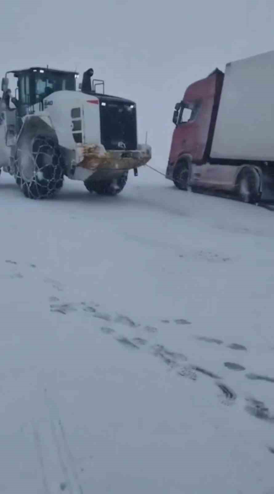 Karlıova’da karla mücadele sürüyor: Mahsur kalan araçlar kurtarıldı
Karlıova’da karla mücadele sürüyor: Mahsur kalan araçlar kurtarıldı