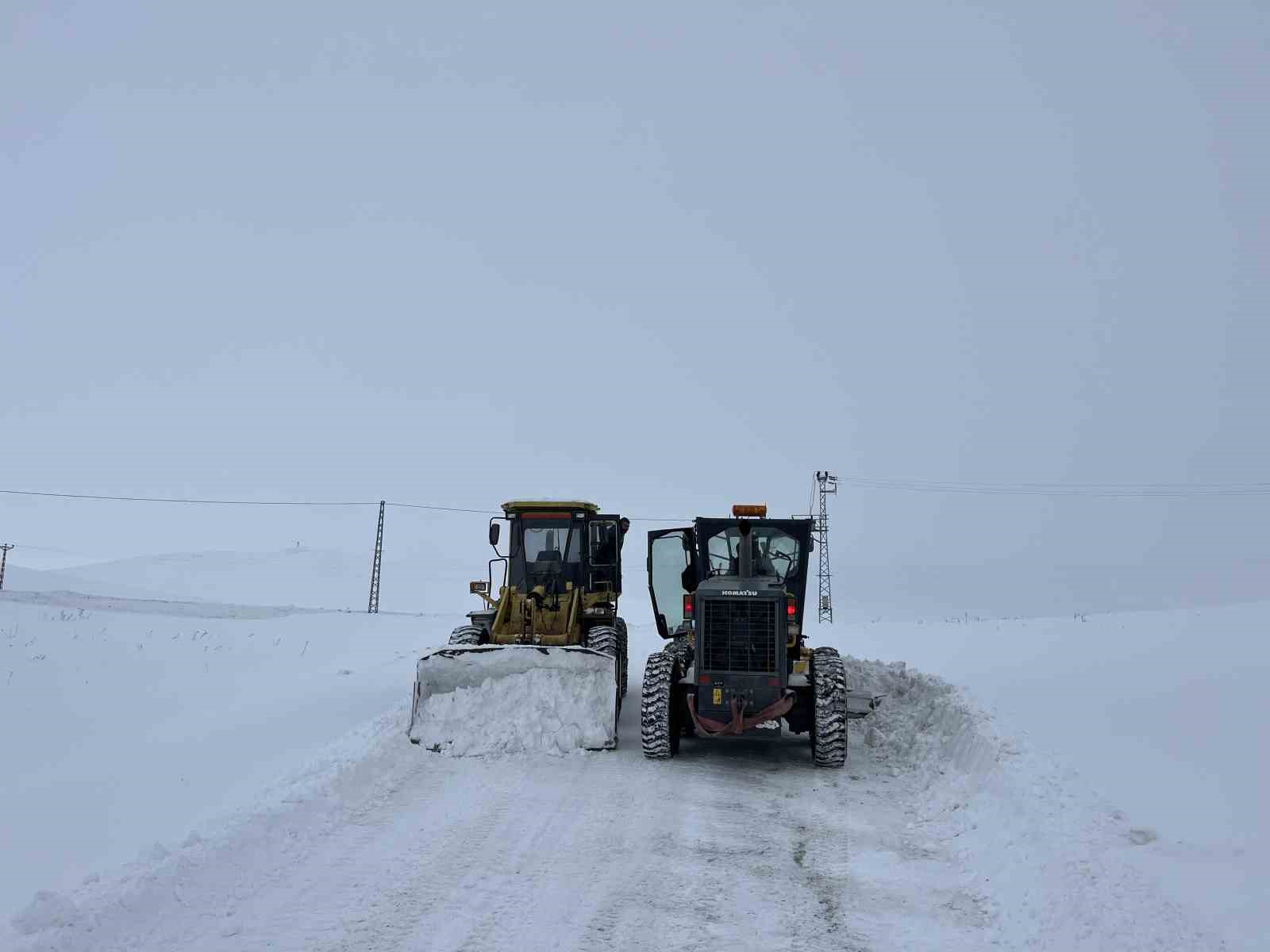 Kars’ta kar kaplanlarının 2 bin 100 rakımda zorlu mesaisi
Kars’ta kar kaplanlarının 2 bin 100 rakımda zorlu mesaisi