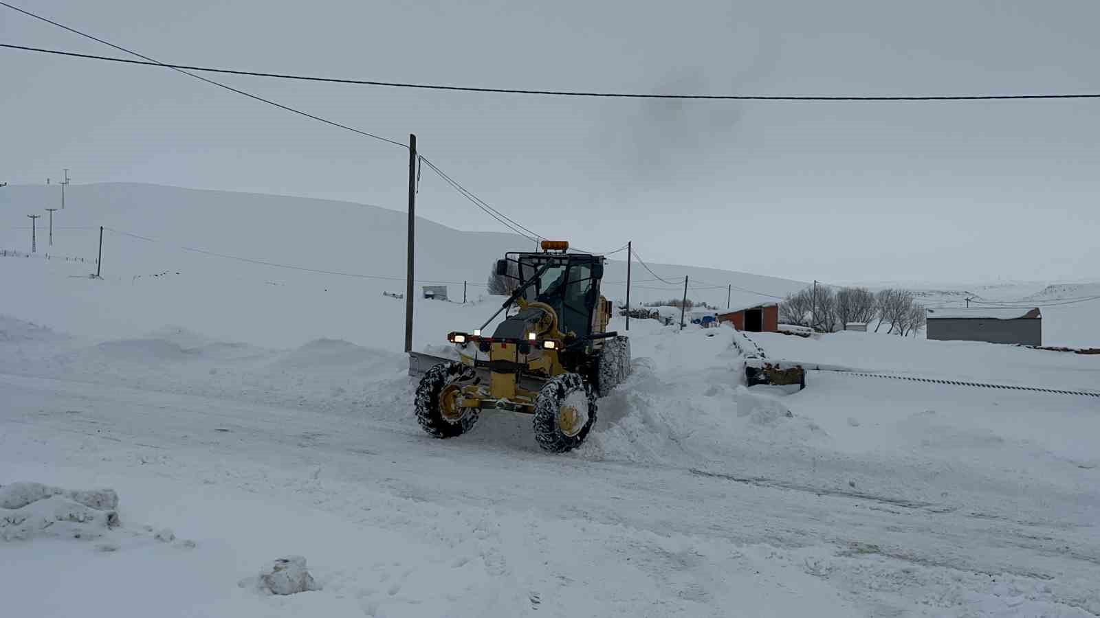 Kars’ta kar kaplanlarının 2 bin 100 rakımda zorlu mesaisi
Kars’ta kar kaplanlarının 2 bin 100 rakımda zorlu mesaisi