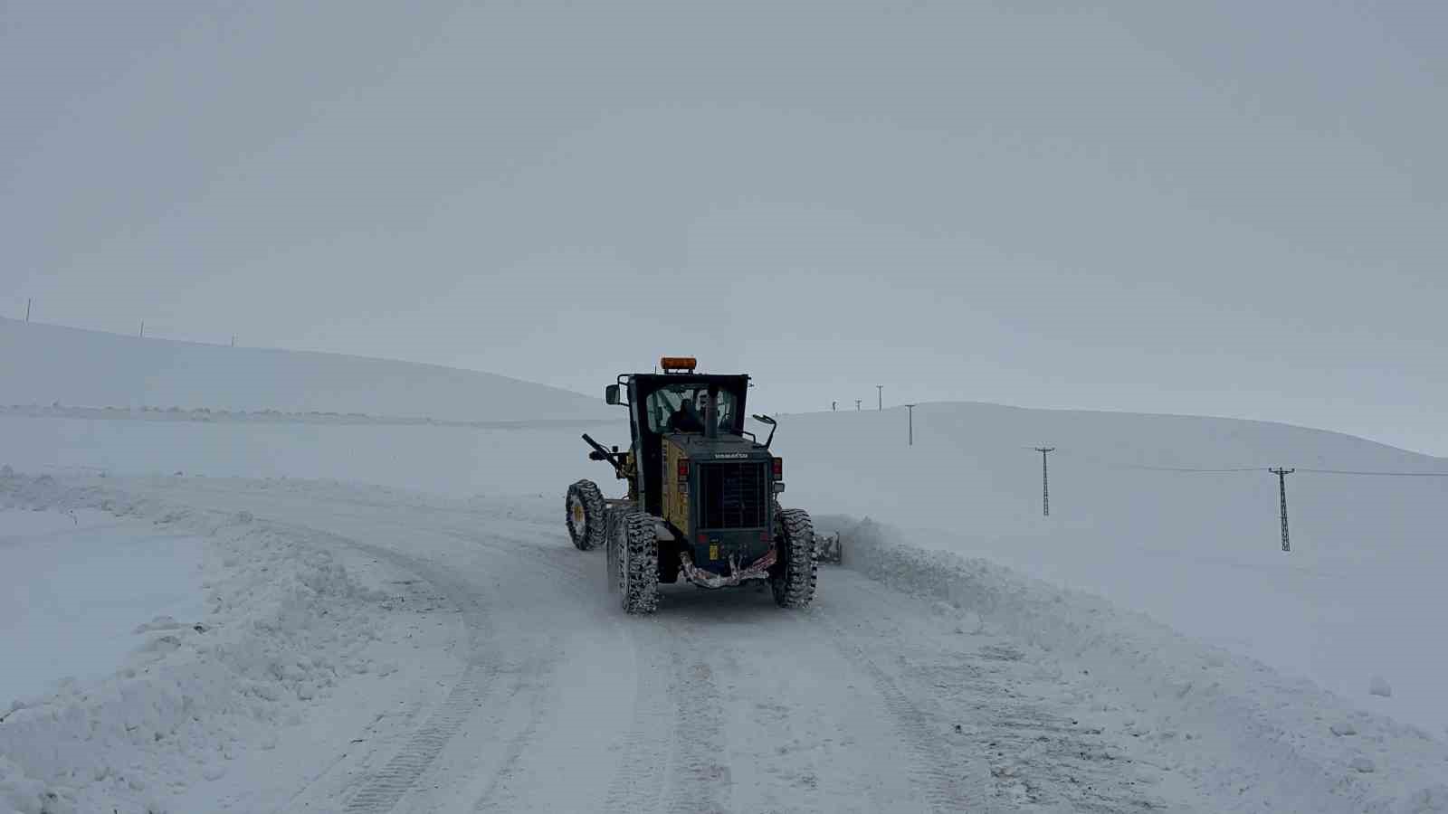 Kars’ta kar kaplanlarının 2 bin 100 rakımda zorlu mesaisi
Kars’ta kar kaplanlarının 2 bin 100 rakımda zorlu mesaisi