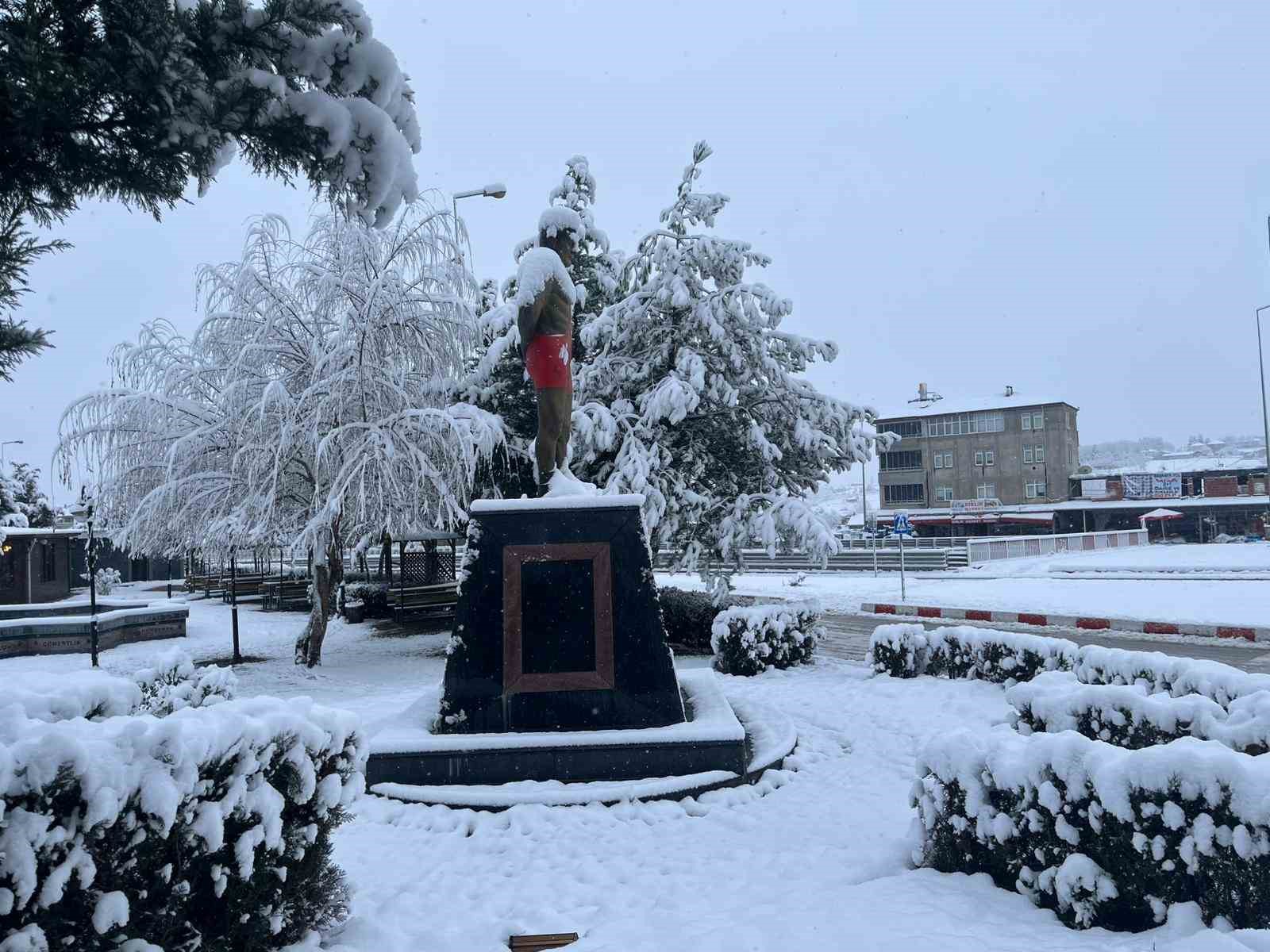 Kavak’ta kar 20 santimetreye ulaştı
Kavak’ta kar 20 santimetreye ulaştı