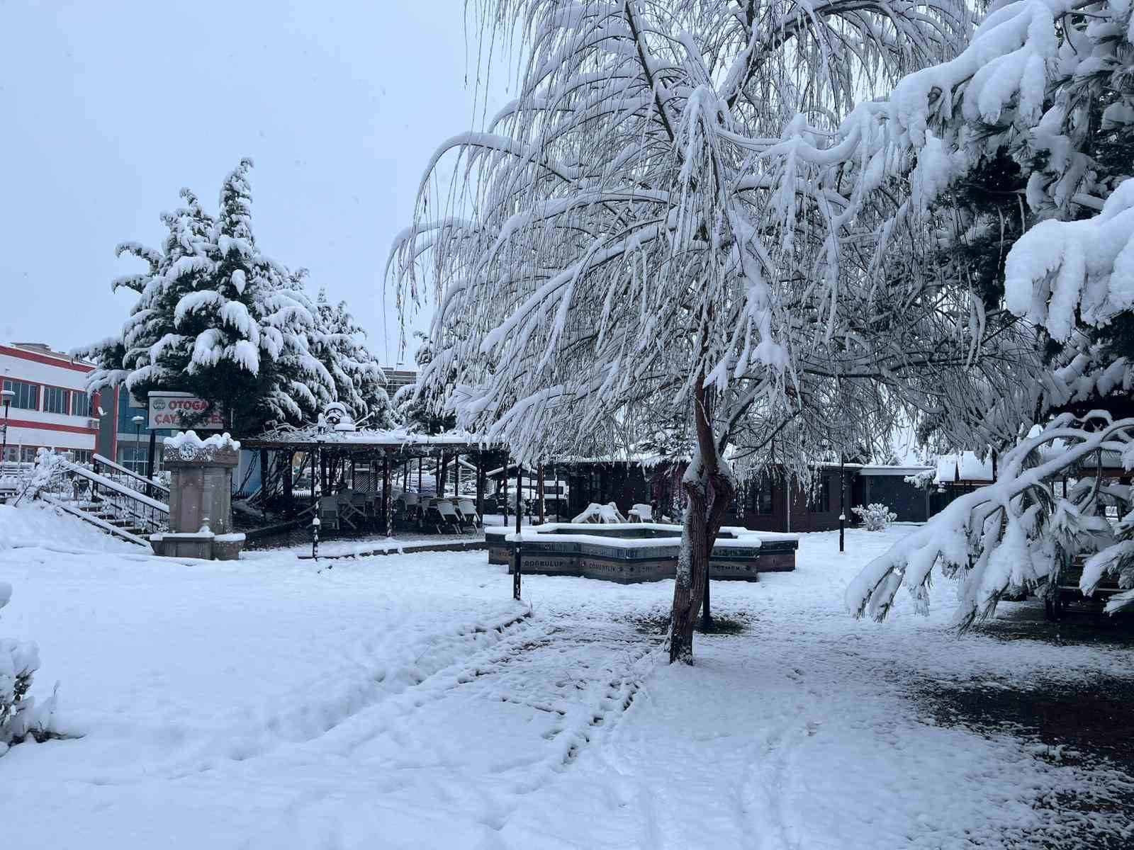 Kavak’ta kar 20 santimetreye ulaştı
Kavak’ta kar 20 santimetreye ulaştı