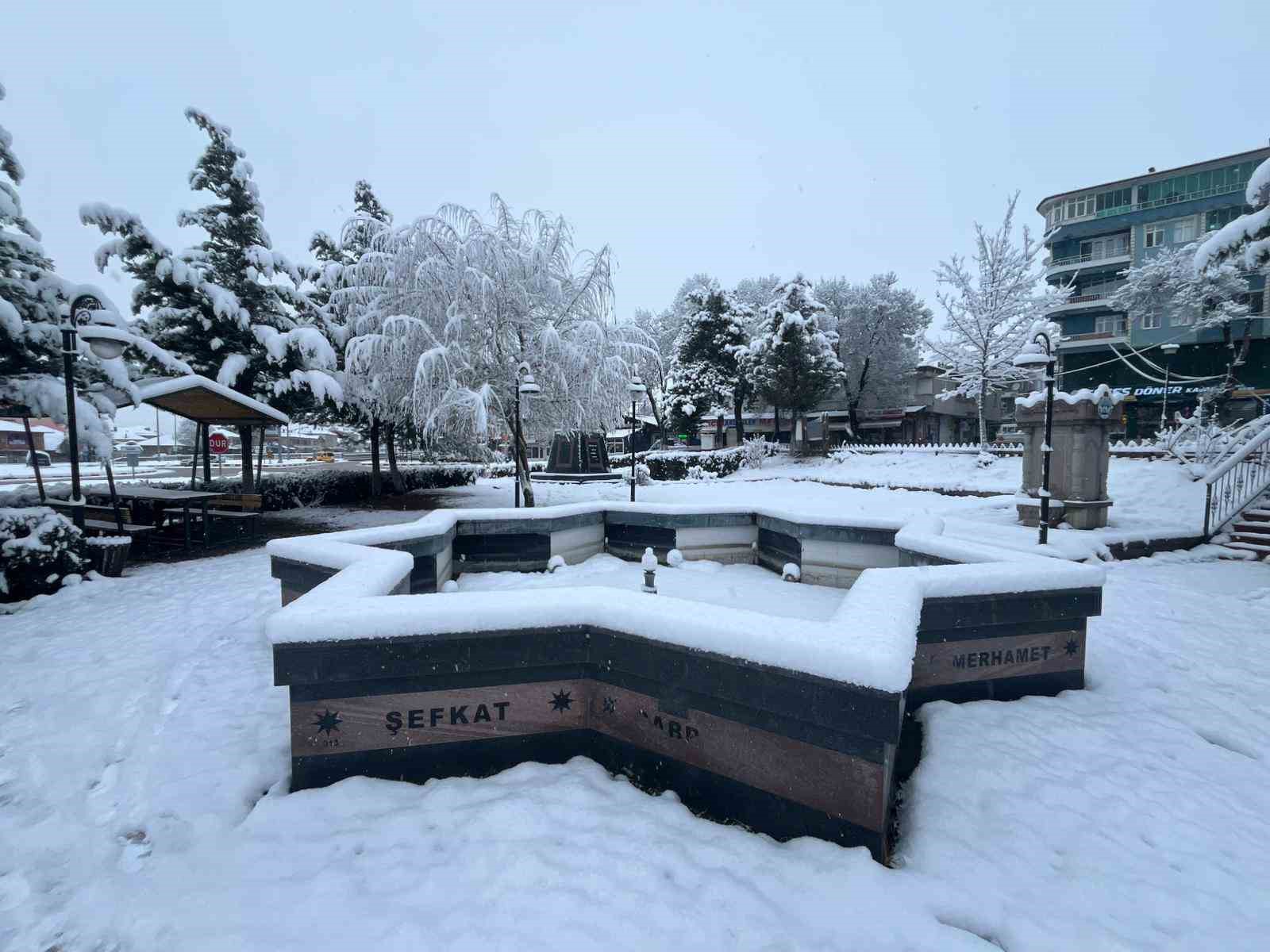 Kavak’ta kar 20 santimetreye ulaştı
Kavak’ta kar 20 santimetreye ulaştı