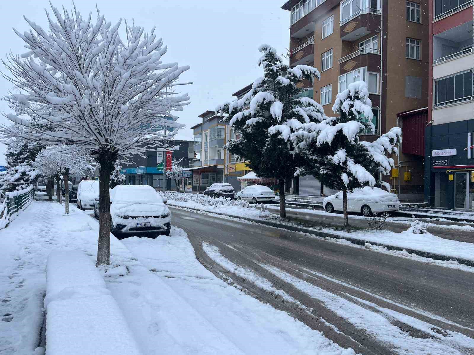 Kavak’ta kar 20 santimetreye ulaştı
Kavak’ta kar 20 santimetreye ulaştı