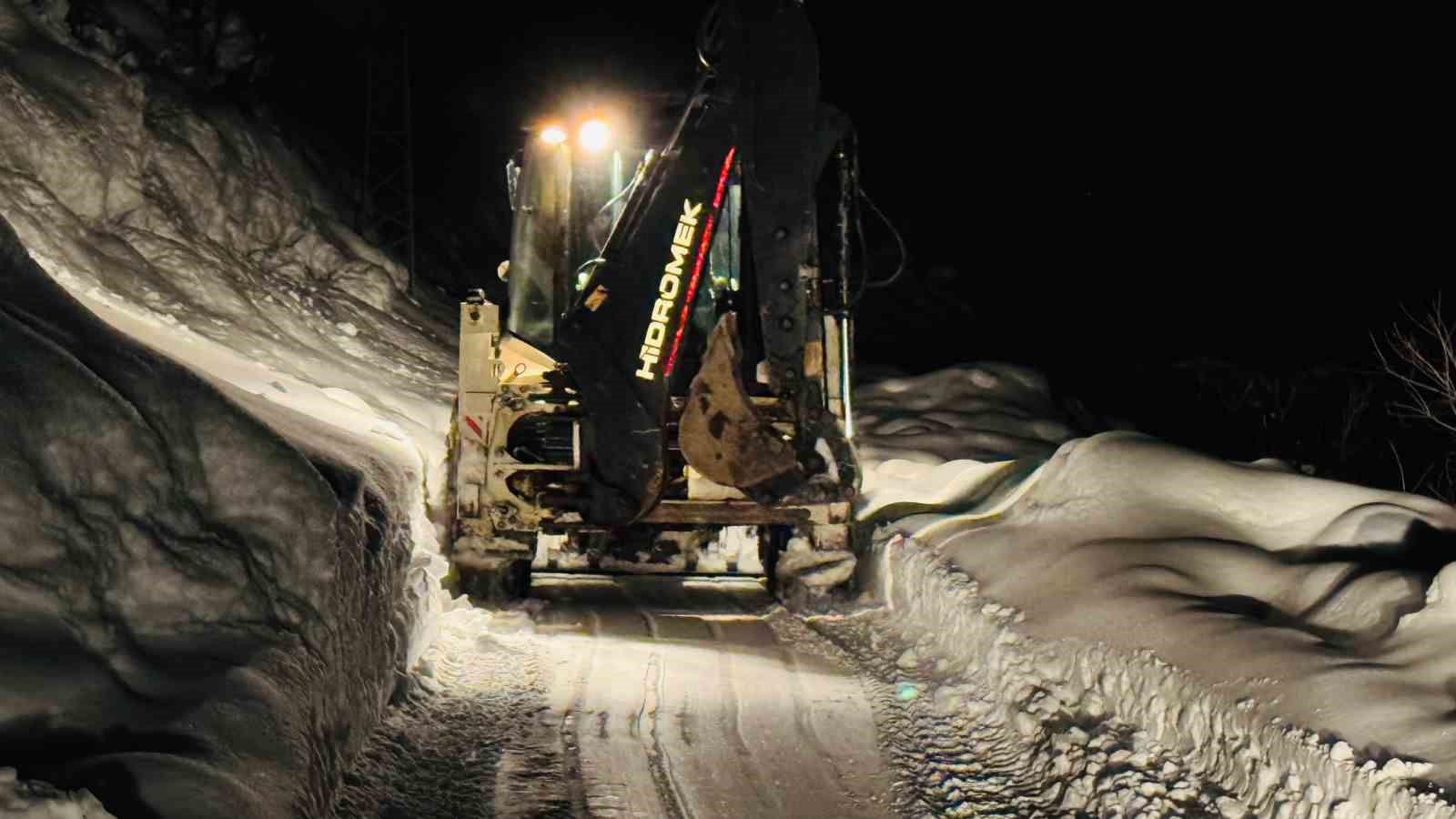 Kaymakam, karlı yollarda hasta kurtarma operasyonuna katıldı
Kaymakam, karlı yollarda hasta kurtarma operasyonuna katıldı