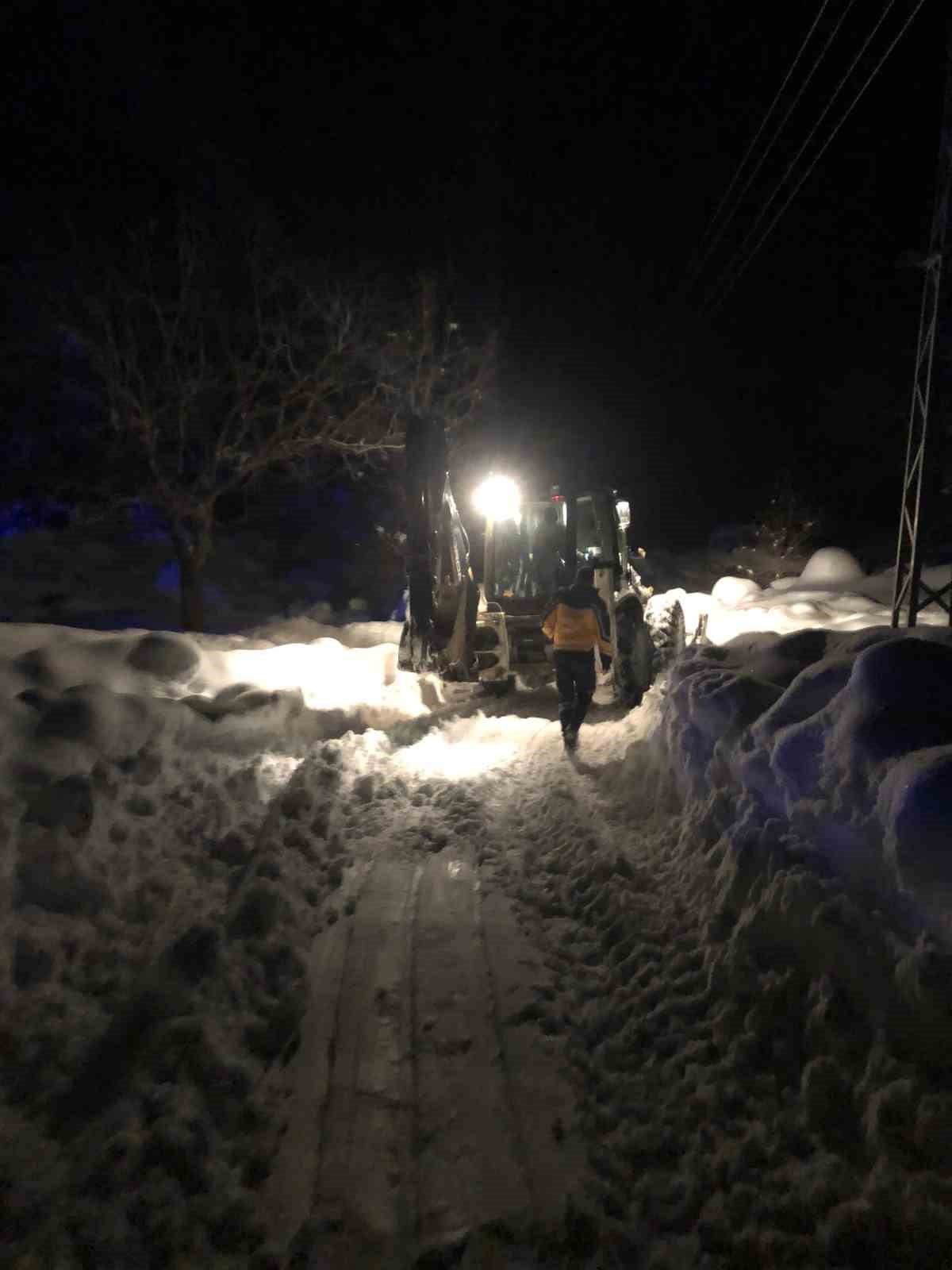 Kaymakam, karlı yollarda hasta kurtarma operasyonuna katıldı
Kaymakam, karlı yollarda hasta kurtarma operasyonuna katıldı
