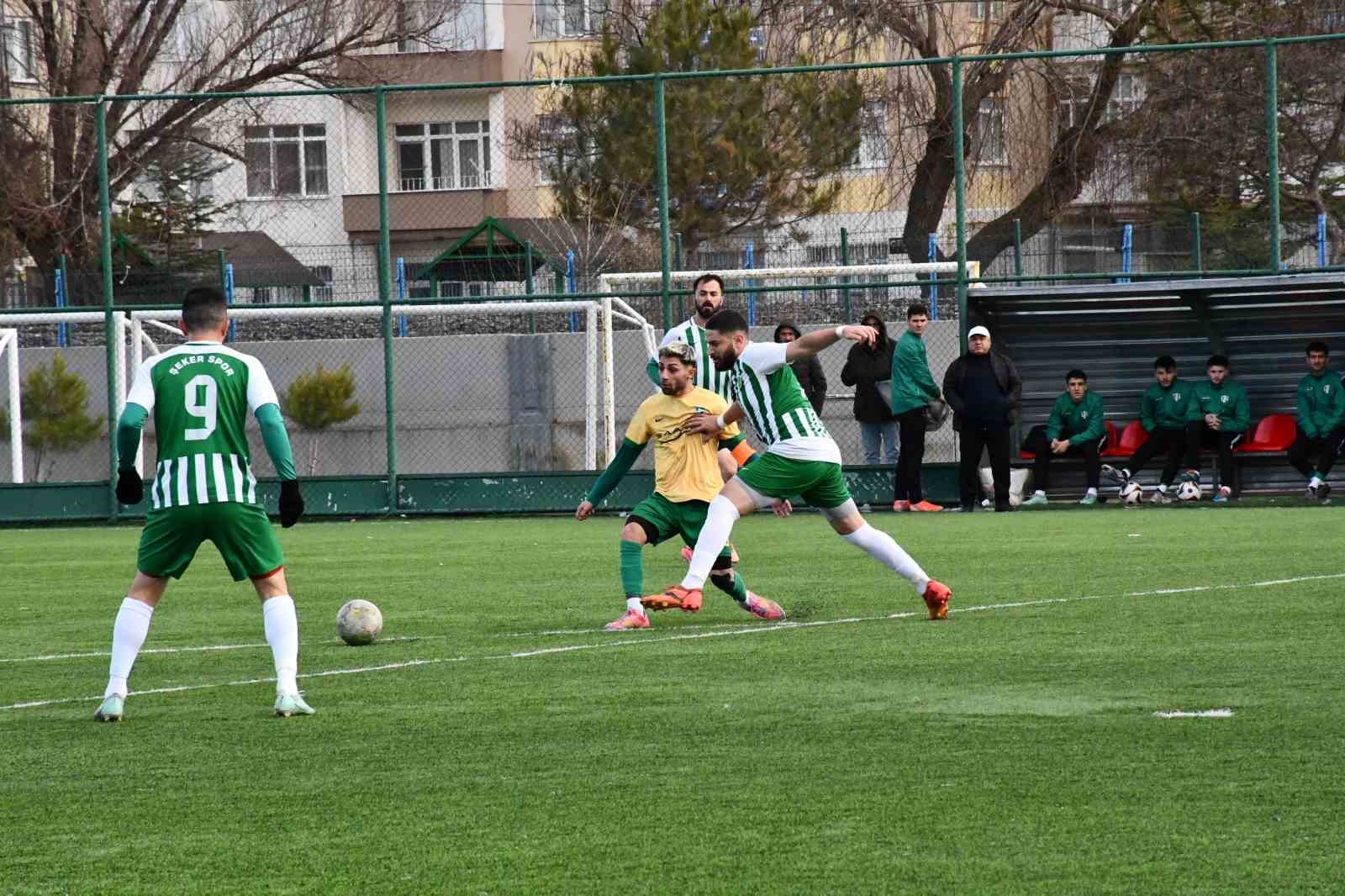Kayseri Şekerspor 4 golle geçti
Kayseri Şekerspor 4 golle geçti