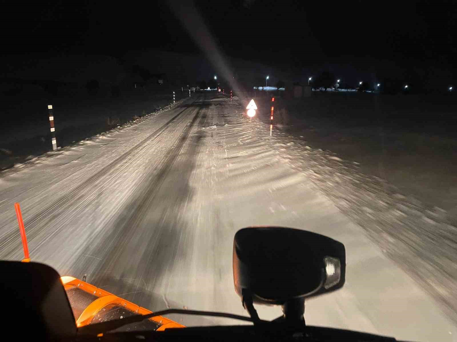 Kayseri’de kar yağışı ve tipi nedeniyle 128 yol ulaşıma kapalı
