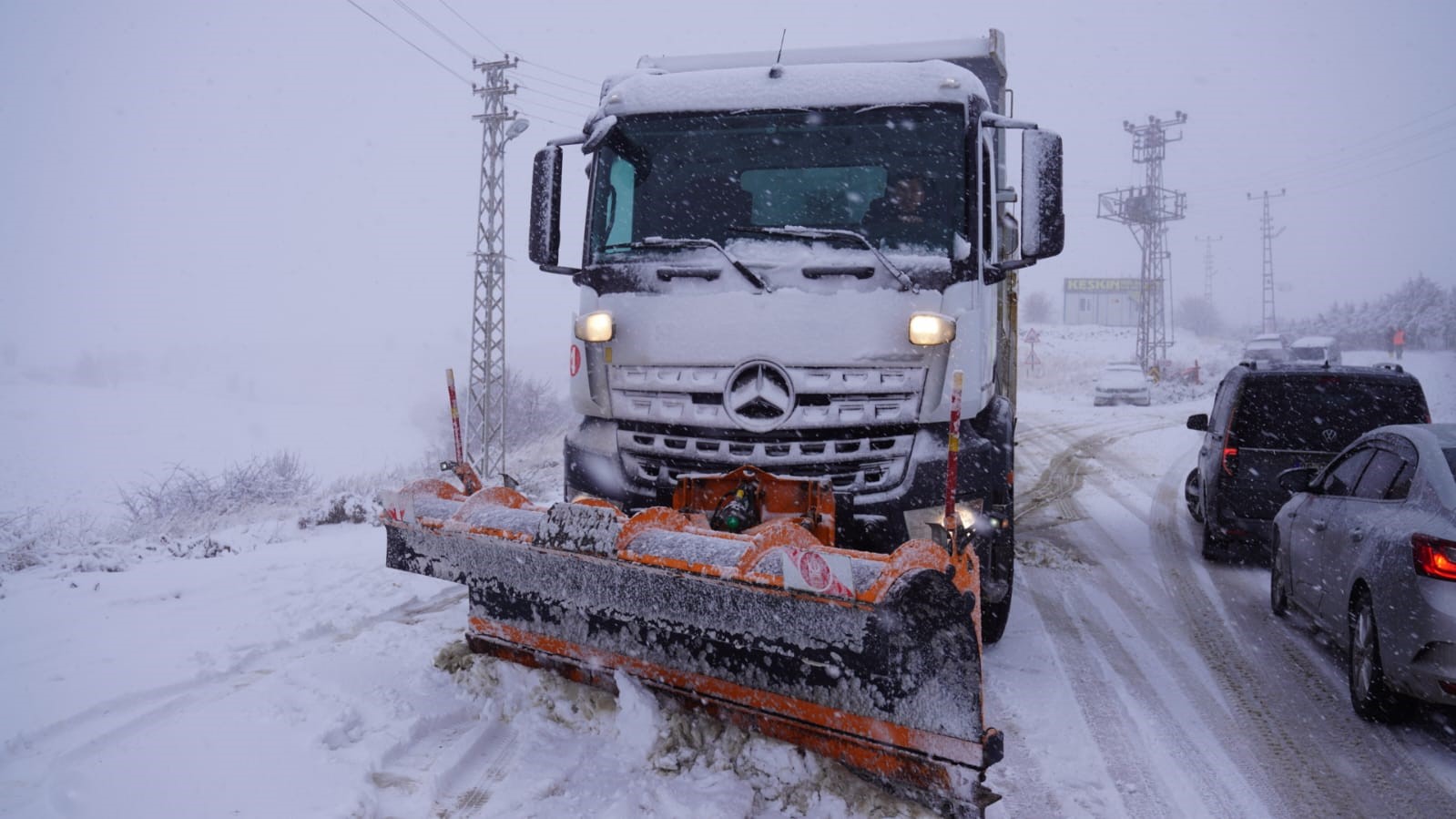 Keçiören Belediyesi, karla mücadeleye aralıksız devam ediyor
Keçiören Belediyesi, karla mücadeleye aralıksız devam ediyor