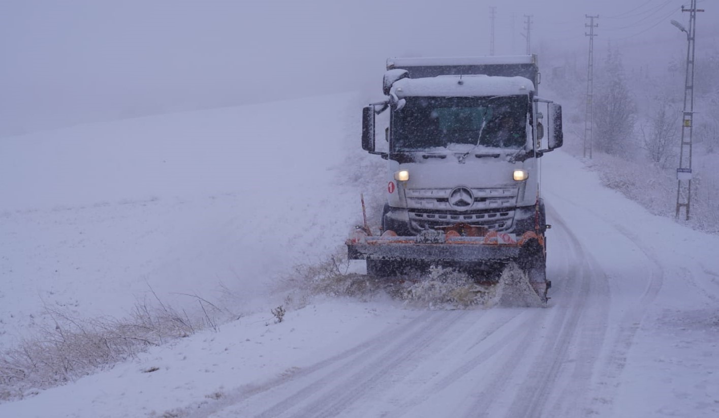 Keçiören Belediyesi, karla mücadeleye aralıksız devam ediyor
Keçiören Belediyesi, karla mücadeleye aralıksız devam ediyor