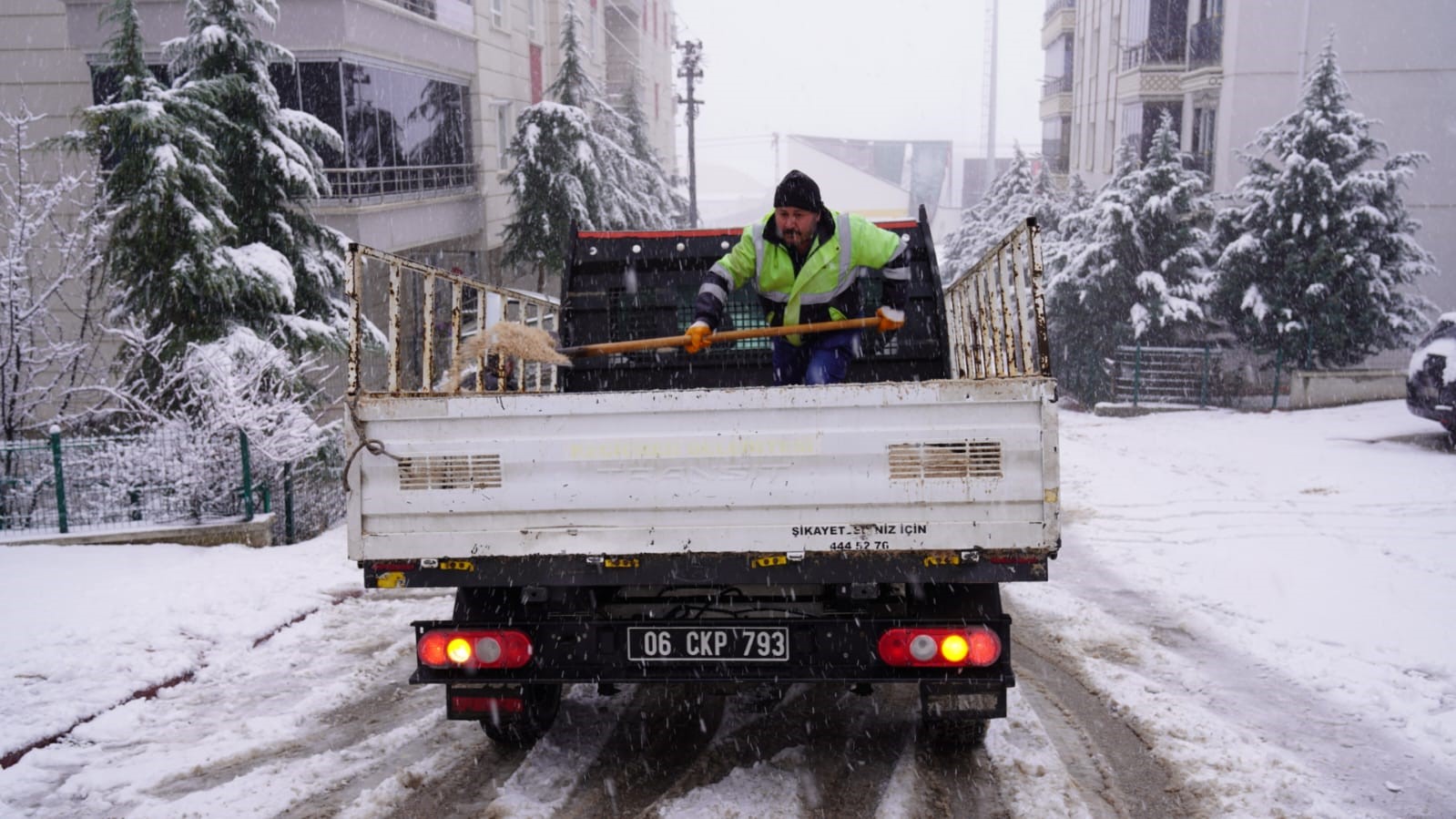 Keçiören Belediyesi, karla mücadeleye aralıksız devam ediyor
Keçiören Belediyesi, karla mücadeleye aralıksız devam ediyor