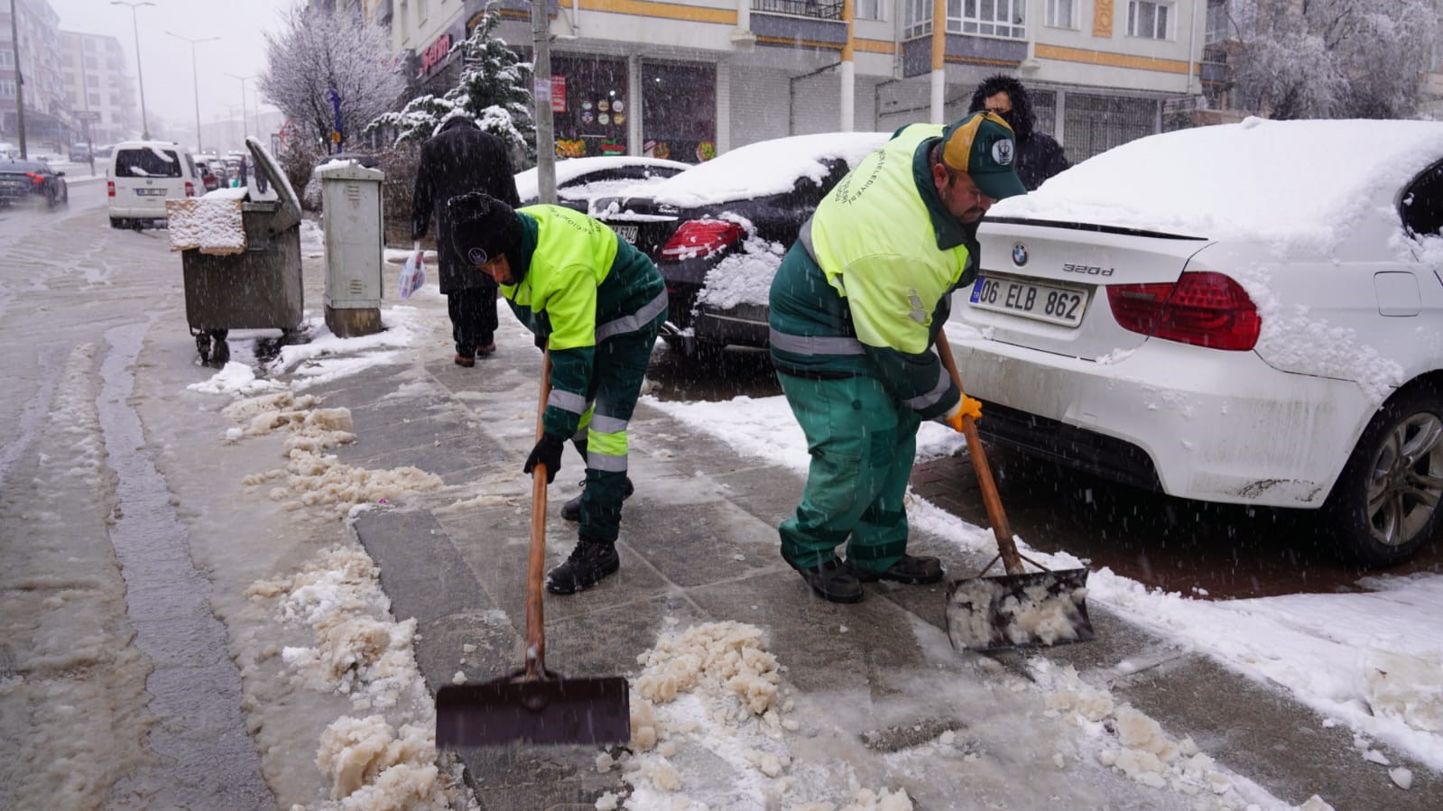 Keçiören Belediyesi, karla mücadeleye aralıksız devam ediyor
Keçiören Belediyesi, karla mücadeleye aralıksız devam ediyor