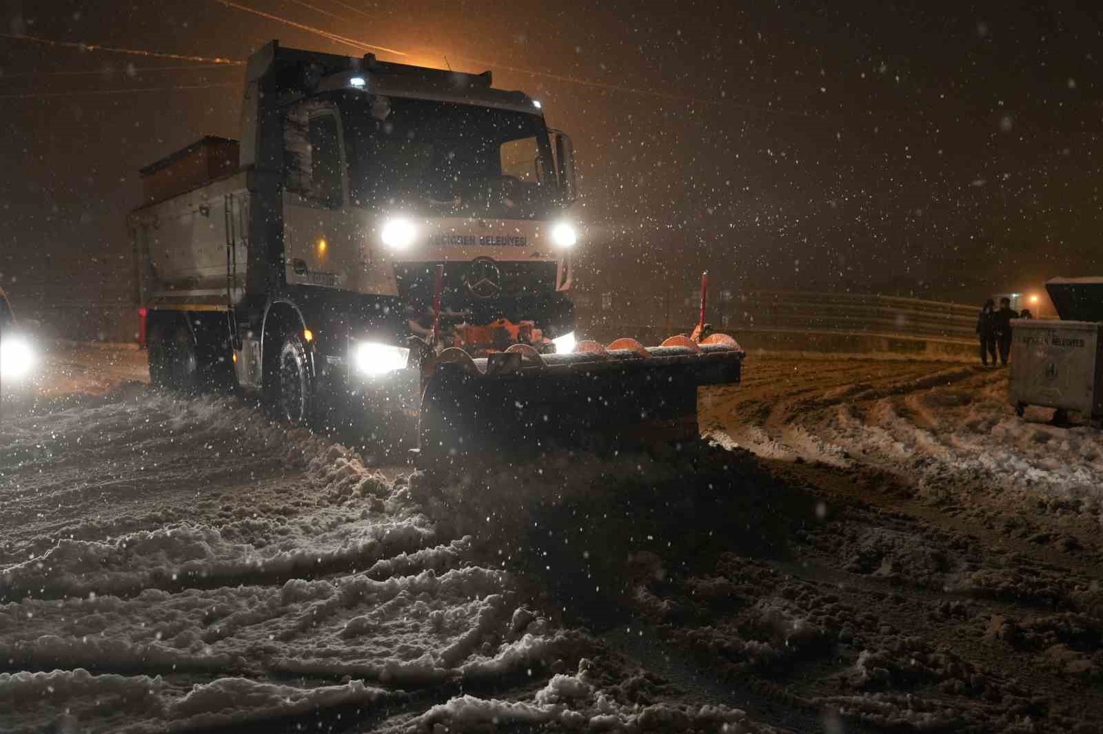 Keçiören Belediyesi, karla mücadeleye aralıksız devam ediyor
Keçiören Belediyesi, karla mücadeleye aralıksız devam ediyor