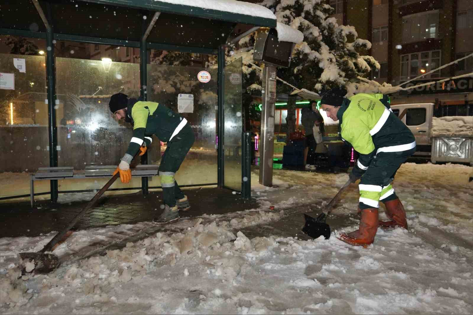 Keçiören Belediyesi, karla mücadeleye aralıksız devam ediyor
Keçiören Belediyesi, karla mücadeleye aralıksız devam ediyor