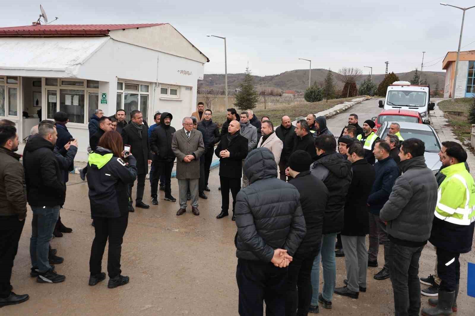 Kırıkkale Belediye Başkanı Önal: "Yeşil Vadi Su Birliği’ne 40 milyon liralık yatırım yaptık"
Kırıkkale Belediye Başkanı Önal: "Yeşil Vadi Su Birliği’ne 40 milyon liralık yatırım yaptık"