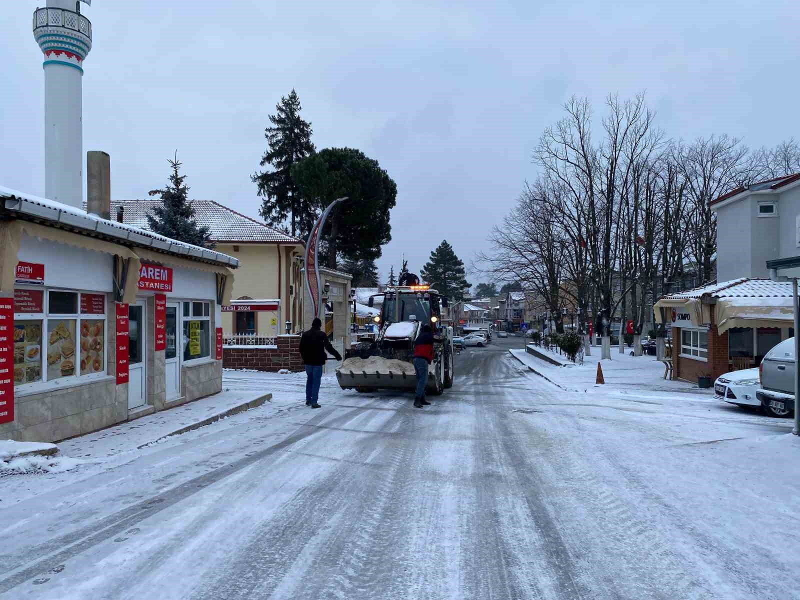 Kırklareli’nde kar yağışı hayatı olumsuz etkilemeye devam ediyor
Kırklareli’nde kar yağışı hayatı olumsuz etkilemeye devam ediyor