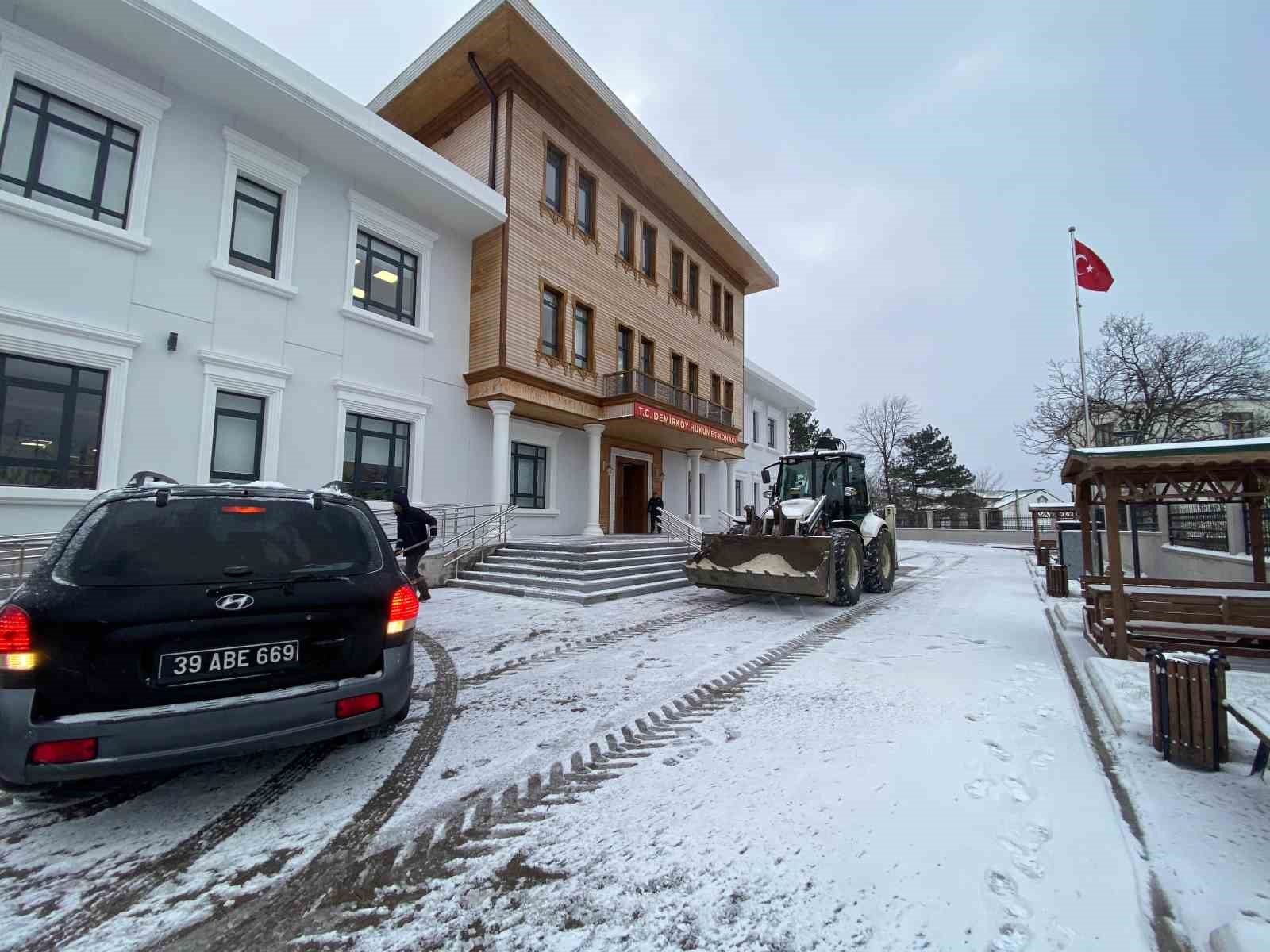 Kırklareli’nde kar yağışı hayatı olumsuz etkilemeye devam ediyor
Kırklareli’nde kar yağışı hayatı olumsuz etkilemeye devam ediyor
